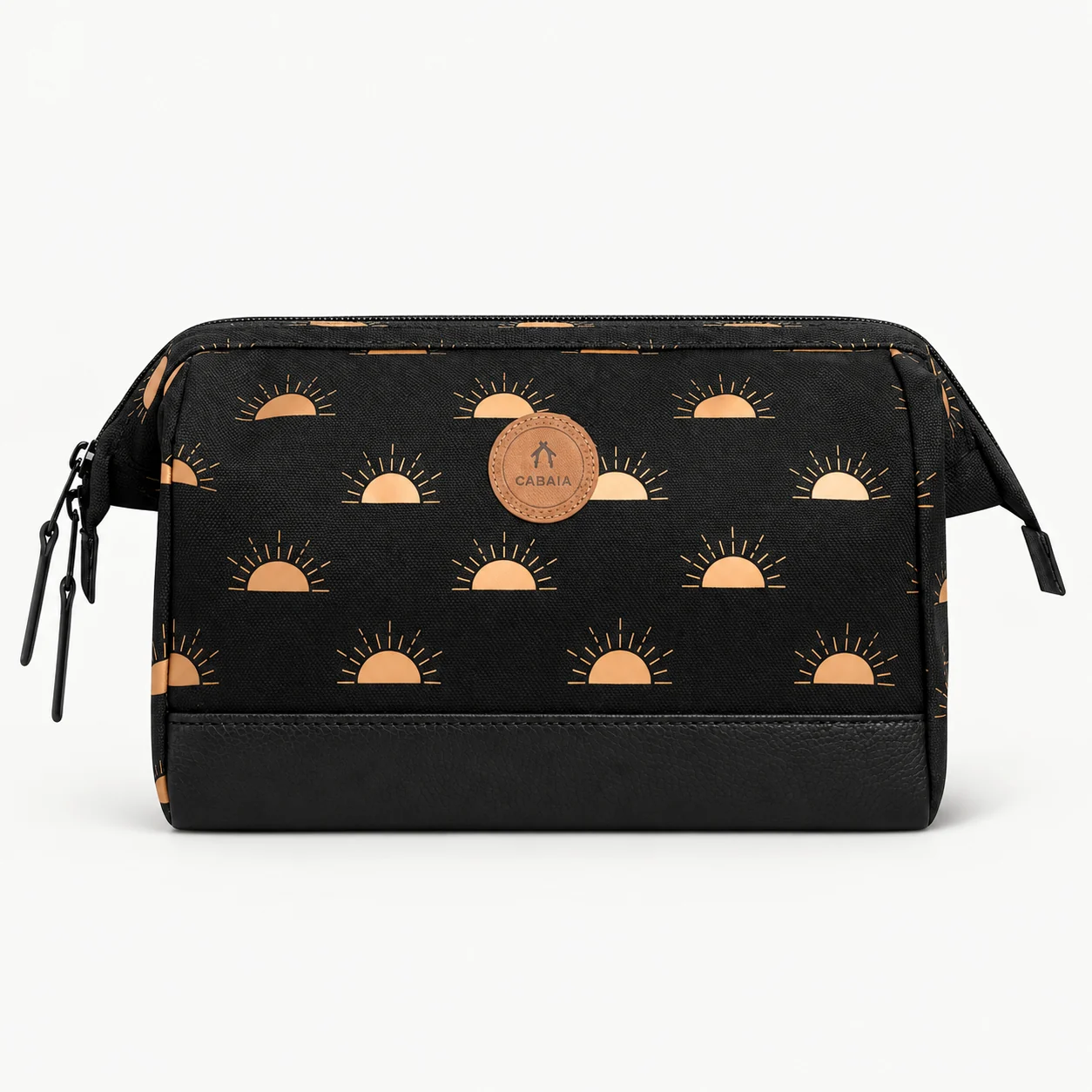 Vue de face de la trousse noire CABAIA avec motifs de soleil beige et écusson rond