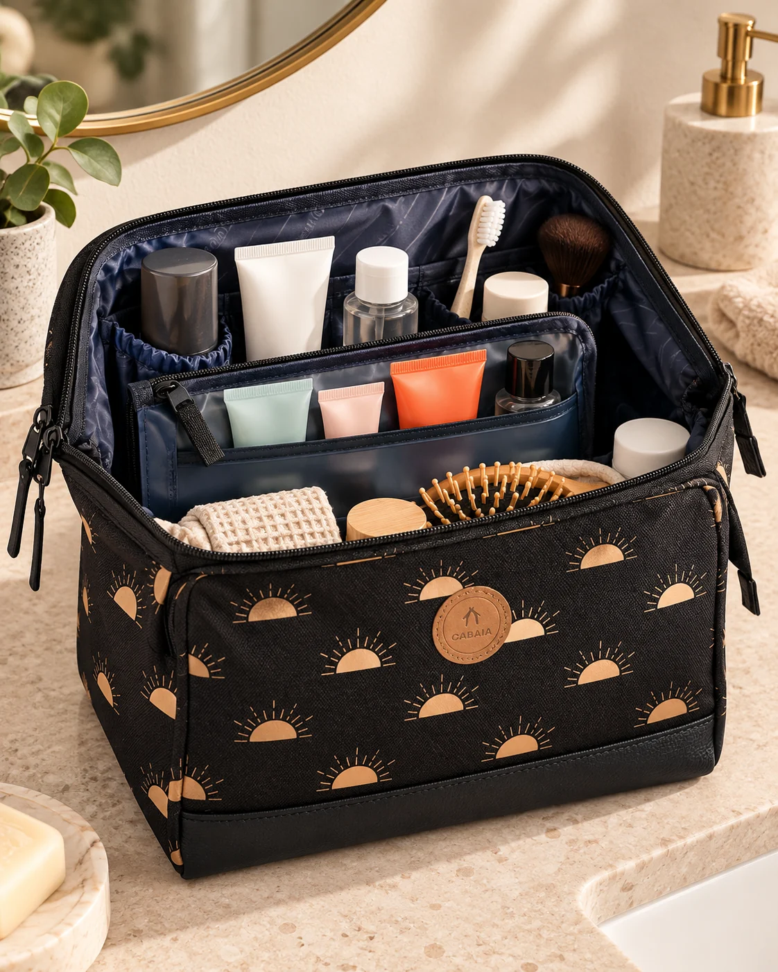 Mise en scène de la trousse CABAIA ouverte, avec produits de toilette organisés dans les compartiments