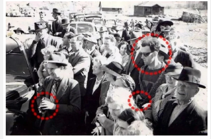 Photographie historique annotée d'une foule en 1941, associée à la légende du voyageur dans le temps